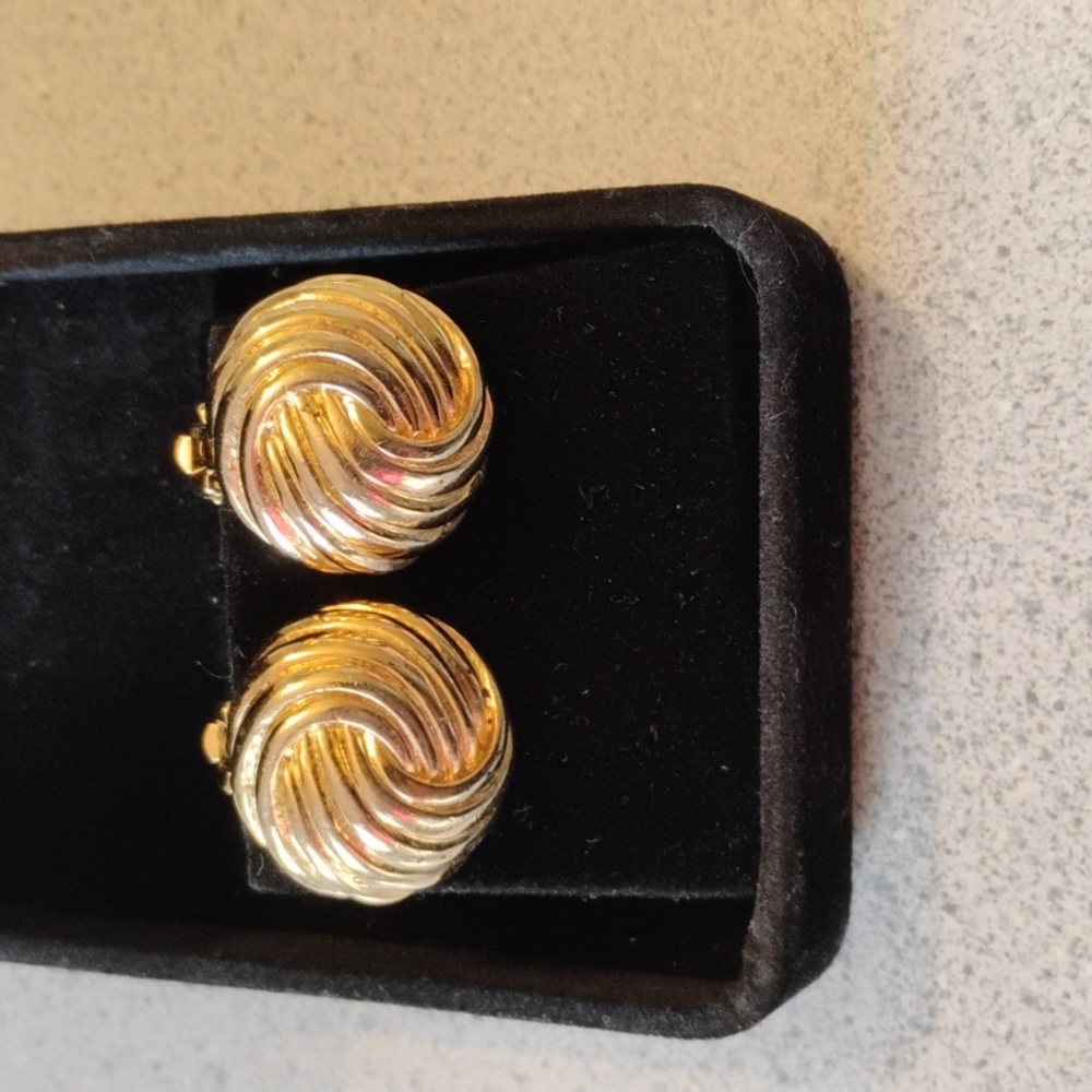 Vintage gold tone swirls clip on earnings. Great used condition.